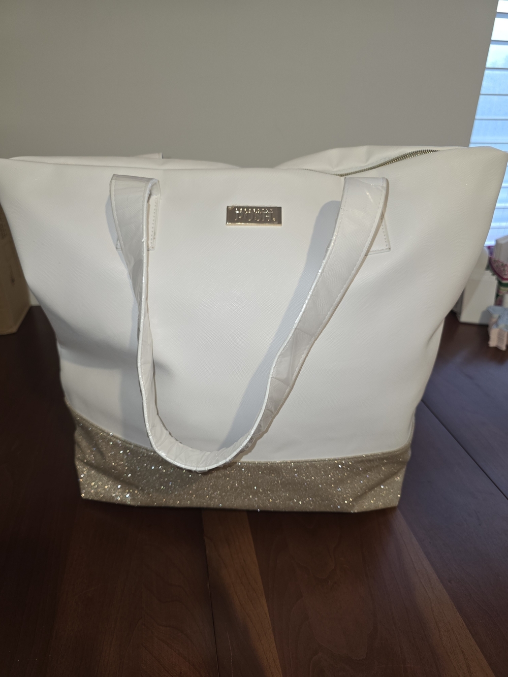 Perfectly Posh ✨ Huge White Tote with Gold 🌟 Glitter Trim, Brand New